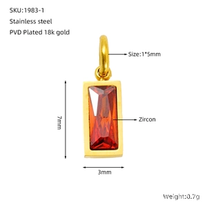 Macro d'un pendentif carré en acier doré de 7x3mm serti d'un zircon rouge brillant