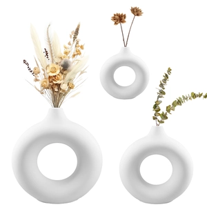 Set di tre vasi nordici in ceramica bianca con design circolare cavo in stile minimalista