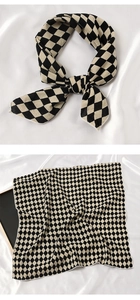 Foulard classique en soie à damier noir et blanc, présenté noué et à plat