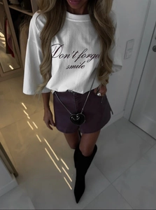 Damen Oversize T-Shirt in Weiß mit lila Shorts und 'Don't forget smile' Aufdruck