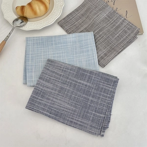 Tovagliette minimaliste in cotone e lino resistenti al calore con motivi a righe blu.