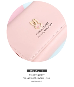 Detailaufnahme der rosa Ledergeldbörse mit goldener Hasenschnalle und Logo-Prägung