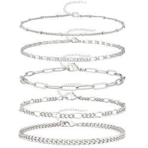 Ensemble de cinq bracelets chaîne en métal argenté avec fermoirs mousquetons ajustables