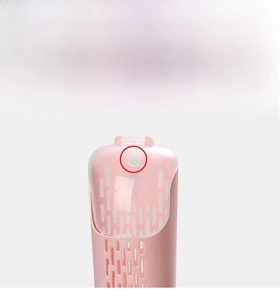 Dettaglio del portaposate a muro rosa con foro per appendere e finitura in plastica liscia