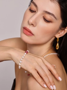 Bracelet élégant en perles d'eau douce avec pierres roses et bijoux assortis