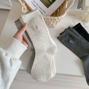 Chaussettes grises tricotées pour femmes avec broderie cœur et bords roulés élégants