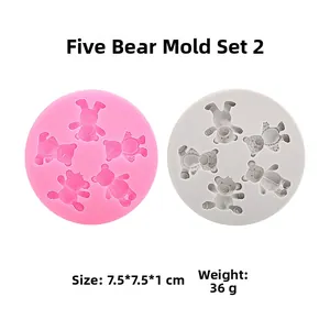 Dettaglio degli stampi tondi in silicone rosa e grigio con cinque cavità a forma di orsetto