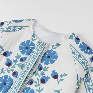 Détail de veste en coton à imprimé floral bleu avec col rond, zip et étiquette taille S