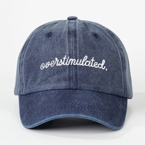 Berretto vintage blu navy lavato con ricamo bianco 'overstimulated.' sulla parte frontale