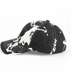 Vue détaillée de la casquette en coton avec imprimé graffiti abstrait noir et blanc
