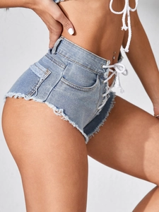 Pantaloncini di jeans a vita alta blu da donna con lacci bianchi e bordo a frange