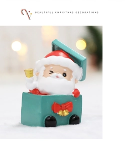 Dettaglio di Babbo Natale in miniatura in scatola regalo verde con campane d'oro