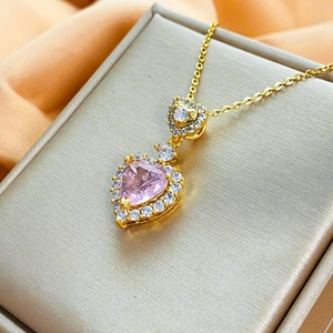 Collana con pendente a cuore rosa con pavé di zirconi brillanti e finitura oro