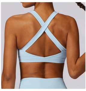 Vista dettagliata del reggiseno sportivo azzurro con ampie spalline incrociate sulla schiena