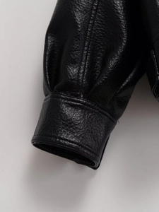 Détails du poignet de la veste en cuir PU noir avec finitions de couture haute qualité