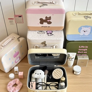 Vue détaillée du vanity case imprimé mignon montrant le rangement spacieux et le miroir