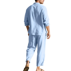Détail de dos d'un ensemble décontracté en lin bleu clair pour homme avec pantalon