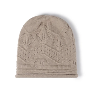 Bonnet en maille épaisse beige avec motifs géométriques et bord roulé pour l'hiver