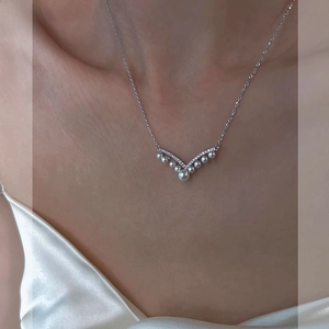 Elegant V-shaped pearl necklace with zircon inlay on a minimalist S925 silver chain