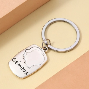 Silver alloy Gemini constellation keychain featuring Gémeos engraving and portrait charm