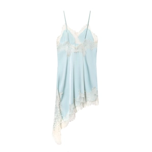 Détail de robe en satin bleu clair avec dentelle blanche délicate et fines bretelles