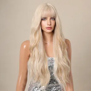Lange wellige platinblonde Perücke im Barbie-Stil mit Pony auf einer Modepuppe
