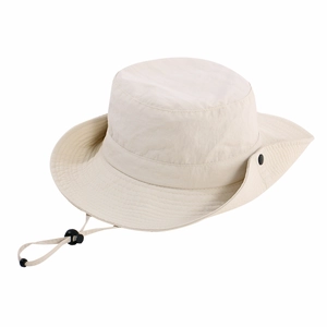 Dettaglio del cappello da sole crema con tesa larga e cinturino regolabile