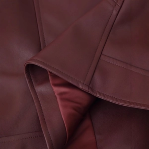 Burgunderrote Kunstleder-Motorradjacke mit Ziernähten und Satin-Innenfutter