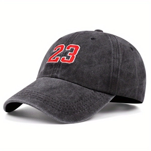 Dunkelgraue Baumwoll-Baseballkappe mit roter Stickerei Nummer 23 auf weißem Hintergrund