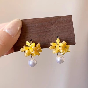 Boucles d'oreilles fleurs jaunes avec pampilles en perles blanches sur bois élégant