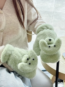 Detailansicht der mintgrünen Teddybär-Handschuhe aus Plüsch mit weichem Kunstfell und Trageband