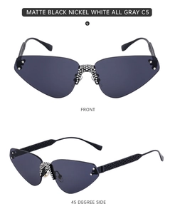 Détail de lunettes de soleil sans monture avec pont en strass et branches à maille creuse
