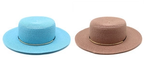 Dettaglio di cappelli di paglia boater blu cielo e marroni con catene decorative dorate