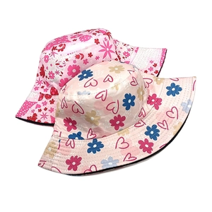 Lot de deux bobs roses avec motifs fleurs et cœurs colorés pour protection solaire