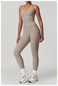 Dettaglio del set yoga tortora con top a vogatore e leggings a vita alta in tessuto opaco