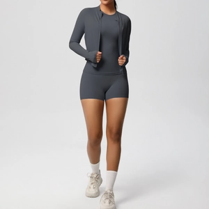 Ensemble de yoga 3 pièces gris foncé avec veste zippée, manches passe-pouce et short taille haute