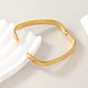 Bracciale rigido quadrato minimalista in acciaio inossidabile dorato su supporto