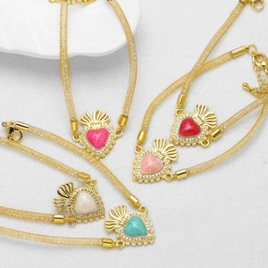 Pulseras de malla bañadas en oro con dijes de corazones de colores y circonitas