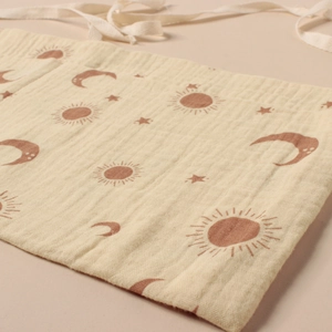 Détail de l'organisateur en gaze de coton beige avec motifs soleil et lune