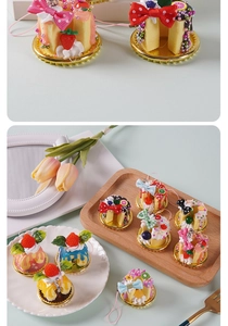 Primer plano de colgantes mini pasteles de fresa con lazos coloridos y perlas