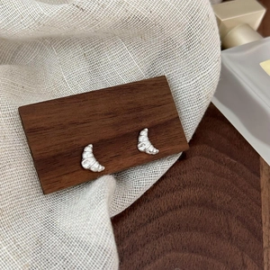Orecchini a perno croissant in argento sterling 925 su blocco di legno e lino morbido