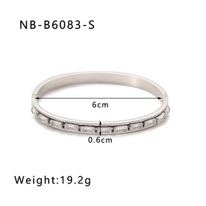 Dettaglio di un bracciale in acciaio argento con diamanti CZ e diametro di 6 cm
