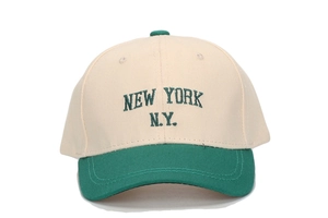 Détail de la broderie New York sur casquette bicolore pour enfants avec visière verte
