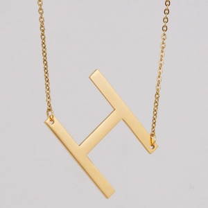 Collar de acero inoxidable bañado en oro de 18K con un colgante de letra H minimalista