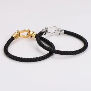 Bracciale in pelle intrecciata con fibbia a ferro di cavallo in acciaio inossidabile
