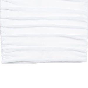 Gros plan sur la texture du tissu plissé blanc d'une robe licou tendance pour femme