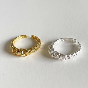 Anelli aperti regolabili con texture stropicciata irregolare in finiture oro e argento