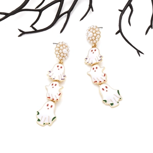 Détails des boucles d'oreilles Halloween avec fantômes blancs superposés et perles
