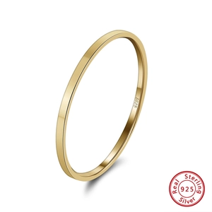 Primo piano di un anello sottile in argento sterling S925 dorato con marchio interno