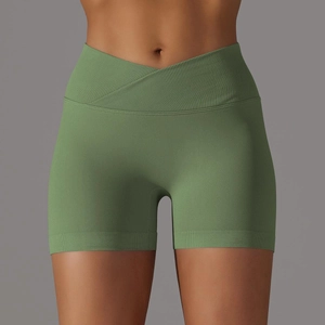 Dettaglio pantaloncini yoga verde oliva a vita alta con fascia incrociata a V a coste